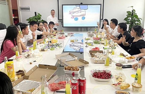 繁落信息技術(shù)六一節(jié)舉辦【擁抱童心 ● 青春永駐】美食活動